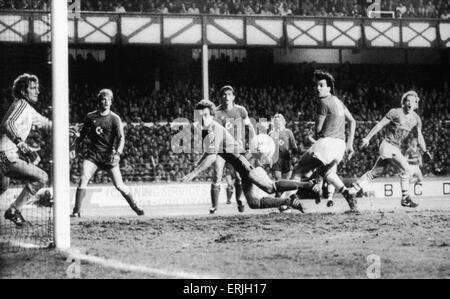 Halbfinale des Europapokals im zweiten Leg im Goodison Park. Everton 3 gegen Bayern München 1. (Everton gewinnt insgesamt 3-1). Graeme Sharp erzielt Evertons erstes Tor hinter Bayern-Torhüter Jean Marie Pfaff. April 1985. Stockfoto