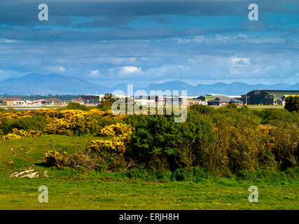 Blick über den Flugplatz im RAF Valley in Anglesey North Wales UK mit dem Snowdonia Bergkette sichtbar in der Ferne Stockfoto