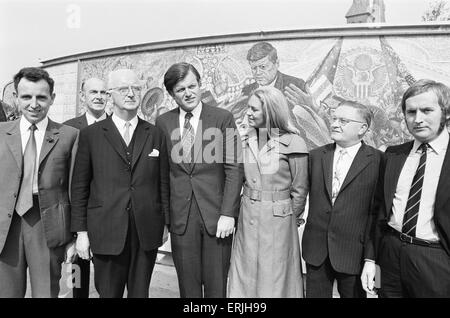 Senator Edward Kennedy und seine Partei am Denkmal zu seinem Bruder John in St. Chad Zirkus, Birmingham, während seines Besuchs in den Midlands. Mit ihm ist seine Frau Joan, und zu seiner rechten ist Herr Jim O'Donnell Vorsitzender der irischen Entwicklung Association, die der Präsident John F. Kennedy Memorial Committee eingerichtet. 13. September 1971 Stockfoto