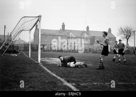 Torquay United Fußballer Sam Collins in Aktion gegen Ely während ihrer FA-Cup zu binden. 17. November 1956. Stockfoto