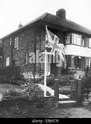 Australische Cricket-Tour von England für die Asche. Die Heimat von Len Hutton ist Pudsey, Yorkshire, Filies der Union Jack-Flagge nach dem Sieg in der fünften und letzten Testspiel im Oval der Asche für England gewonnen. 20. August 1953. Stockfoto