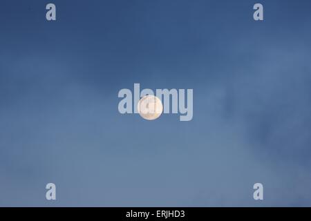 Vollmond in blauen Dämmerung Himmel mit Wolken Stockfoto