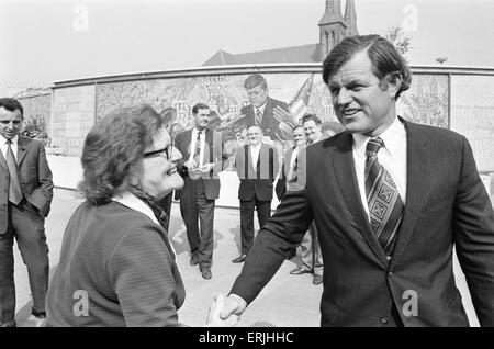 Senator Edward Kennedy und seine Partei am Denkmal zu seinem Bruder John in St. Chad Zirkus, Birmingham, während seines Besuchs in den Midlands. Unser Bild zeigt: Senator Kennedy treffen Einheimische bei seinem Besuch. 13. September 1971 Stockfoto