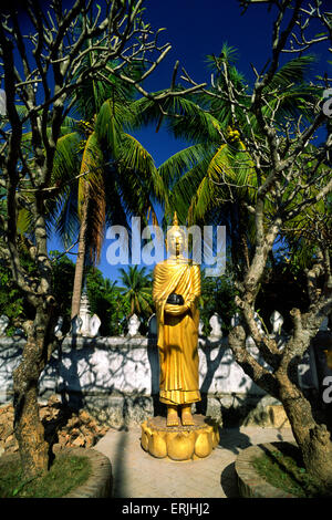 Laos, Luang Prabang, Statue von Buddha in einem Garten Stockfoto