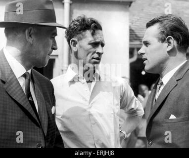 Australische Cricket-Tour von England für die Asche. Australien-Team Schatzmeister Herr Steele (links) mit Kricketspieler Brian Statham (Mitte) und Norm O Neill Juni 1961. Stockfoto