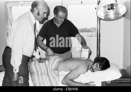 Australien-Tour von Großbritannien für die Asche. Erste Testspiel im Old Trafford zwischen England und Australien.  Dennis Lillee erhält Massagebehandlung Juni 1972. Stockfoto