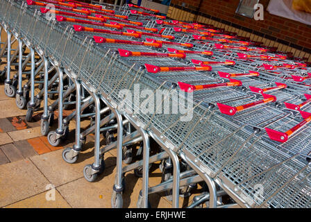 Metall Wagen parkten außerhalb ein Zweig der Sainsburys Supermarkt in Derbyshire England UK Stockfoto