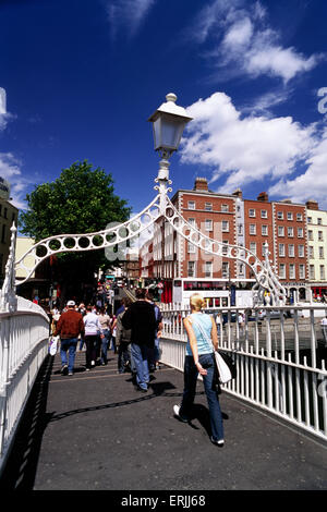 Irland, Dublin, Fluss Liffey, Ha'Penny-Brücke Stockfoto