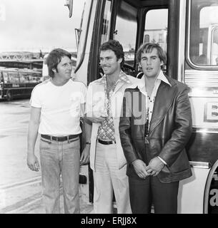 Australien-Tour von Großbritannien für die Asche. Das australische Team eintreffen am Flughafen Heathrow. Greg Chappell (Mitte) mit David Hookes (links) und Jeff Thomson.  22. April 1977. Stockfoto