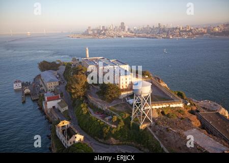 Luftaufnahme über San Francisco am Sonnenuntergang Luftaufnahme über San Francisco und Alcatraz Island bei Sonnenuntergang Stockfoto