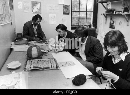 Szenen in Norton House zeigt Besucher mit Kunst und Handwerk Zimmer begleitet von der Supervisorin (rechts). Norton House ist ein Tageszentrum für Obdachlose von Coventry. 21. Oktober 1982. Stockfoto