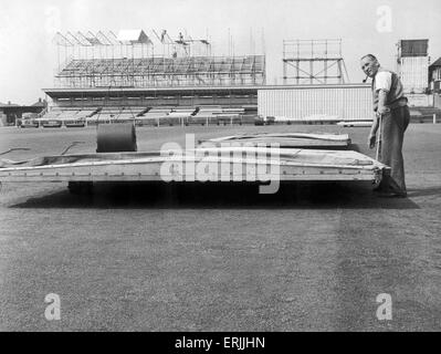 Australische Cricket-Tour von England für die Asche. England V Australien vierten Testspiel im Old Trafford. Platzwart Bert Flack hilft das Wicket vor dem vierten Test vorzubereiten. 23. Juli 1961. Stockfoto