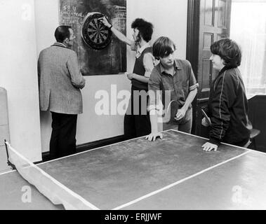 Szenen in Norton Haus zeigt Menschen, die spielen, Tischtennis und Darts im Spielzimmer.   Norton House ist ein Tageszentrum für Obdachlose von Coventry. 21. Oktober 1982. Stockfoto