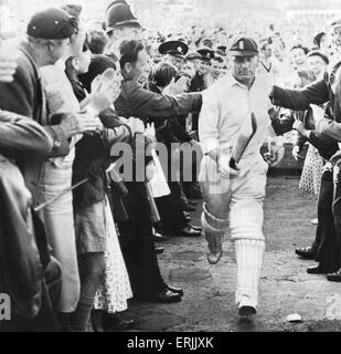 Australische Cricket-Tour von England für die Asche. England V Australien dritten Testspiel in Headingley. Cyril Washbrook gratulierte von Fans, als er das Feld verlässt. 13. Juli 1956. Stockfoto