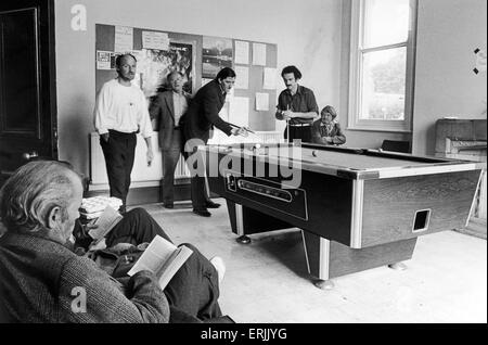 Szenen in Norton Haus zeigt Menschen Billard im Spielzimmer spielen.  Norton House ist Aday Zentrum für die Obdachlosen in Coventry. 15. August 1984. Stockfoto