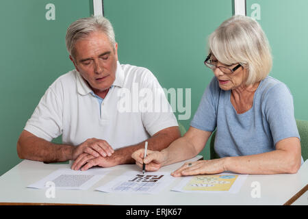 Ältere Menschen paar Spielkarten Stockfoto