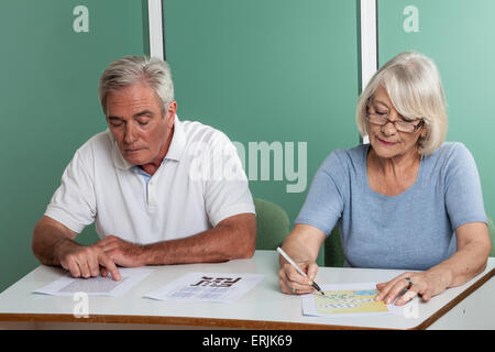 Ältere Menschen paar Spielkarten Stockfoto