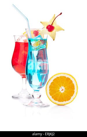 Zwei tropische Cocktails und Orange. Isoliert auf weißem Hintergrund Stockfoto