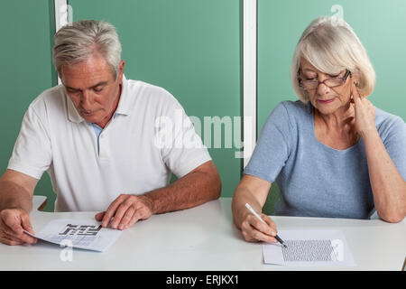 Ältere Menschen paar Spielkarten Stockfoto