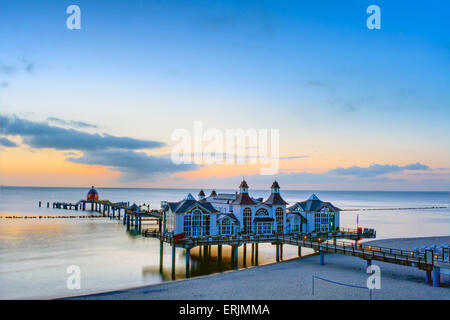 Der Pier von Sellin an der Ostsee in der Abenddämmerung Stockfoto