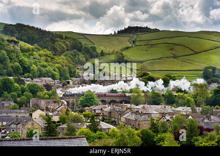 Der spezielle Fellsman Dampf durchläuft der Marktgemeinde Settle, Yorkshire, in Richtung Carlisle. Die Lokomotive ist "Scots Gardist", 3. Juni 2015 Stockfoto