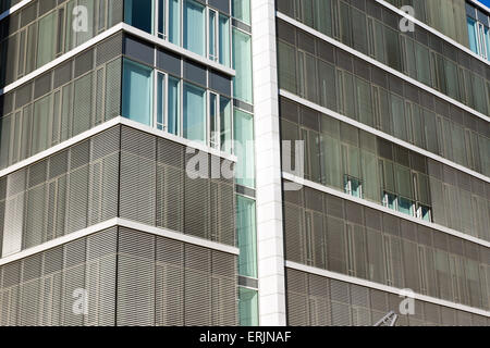 Detail eines modernen Bürogebäudes mit geschlossenen Fensterläden Silber Stockfoto