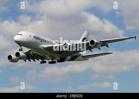 Malaysia Airlines Airbus A380 Long Haul Jet plane, bekannt als der Superjumbo, auf Ansatz zum Flughafen Heathrow Stockfoto