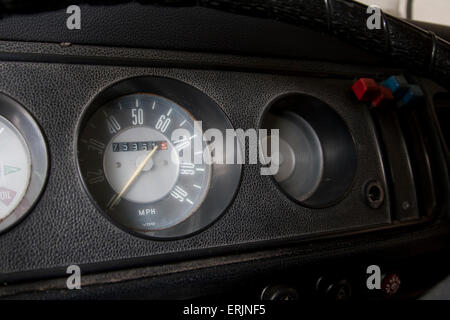 Armaturenbrett-Informationen von einem 1971 Oldtimer VW Bus. Stockfoto