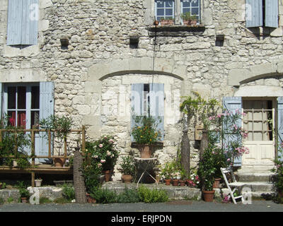 Blassen blauen französischen Fensterläden in Frankreich Stockfoto