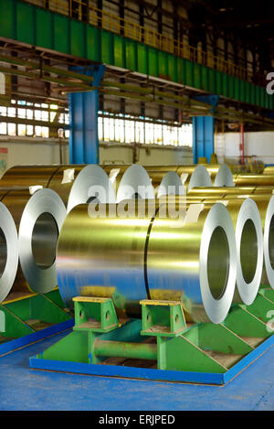 rollt aus Stahlblech im Warehouse gespeichert Stockfoto