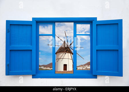 Almeria-Blick aus blauen Fenster des Cabo de Gata Windmühle Foto montieren Stockfoto