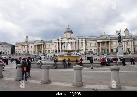 Touristen auf dem Trafalgar Square. Nationalgalerie im Hintergrund. London, Vereinigtes Königreich. Stockfoto