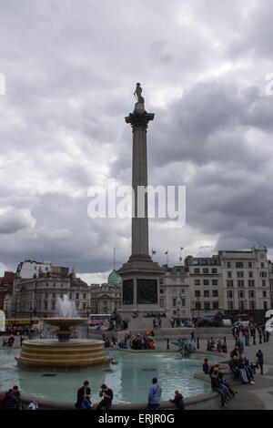 Trafalgar Square betrachtet aus der National Gallery. Nelson Säule in der Mitte. Stockfoto