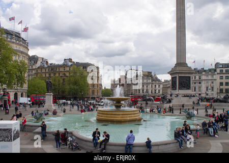 Touristen auf dem Trafalgar Square. Nelson Säule auf dem Hintergrund. London, Vereinigtes Königreich. Stockfoto