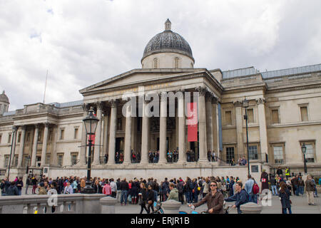 Touristen vor der National Gallery. London, Vereinigtes Königreich. Stockfoto