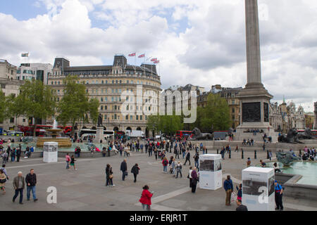 Touristen auf dem Trafalgar Square. Nelson Säule auf dem Hintergrund. London, Vereinigtes Königreich. Stockfoto