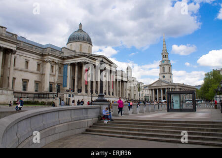 Touristen auf dem Trafalgar Square. Nationalgalerie im Hintergrund. London, Vereinigtes Königreich. Stockfoto