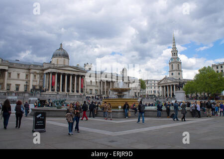 Touristen auf dem Trafalgar Square. Nationalgalerie im Hintergrund. London, Vereinigtes Königreich. Stockfoto