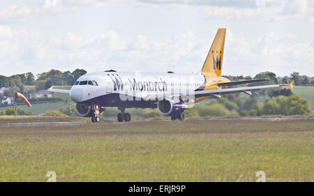 Monarch Airlines Airbus A320 G-ZBAR am Flughafen London-Luton LTN Rollens Stockfoto