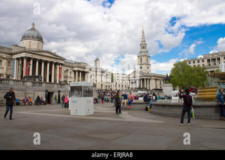 Touristen auf dem Trafalgar Square. Nationalgalerie im Hintergrund. London, Vereinigtes Königreich. Stockfoto