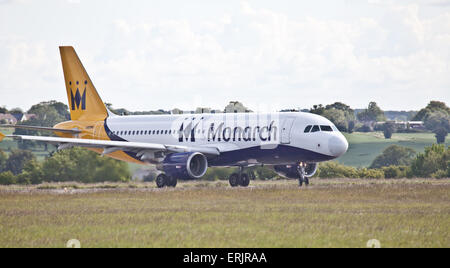 Monarch Airlines Airbus A320 G-ZBAR am Flughafen London-Luton LTN Rollens Stockfoto