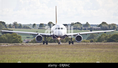 Monarch Airlines Airbus A320 G-ZBAR am Flughafen London-Luton LTN Rollens Stockfoto