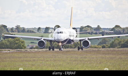 Monarch Airlines Airbus A320 G-ZBAR am Flughafen London-Luton LTN Rollens Stockfoto