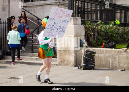 Religiöse Picketer Durchführung eines irischen Tanzes auf dem Trafalgar Square. London, Vereinigtes Königreich. Stockfoto