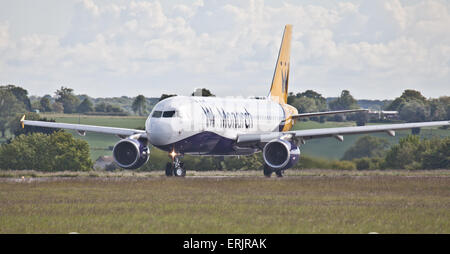 Monarch Airlines Airbus A320 G-ZBAR am Flughafen London-Luton LTN Rollens Stockfoto