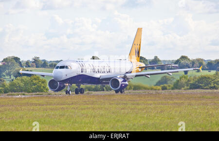 Monarch Airlines Airbus A320 G-ZBAR vom Flughafen London-Luton LTN Stockfoto