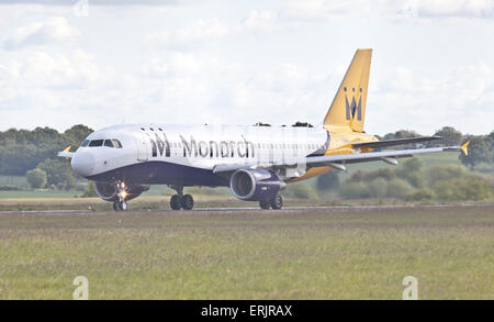 Monarch Airlines Airbus A320 G-ZBAR vom Flughafen London-Luton LTN Stockfoto