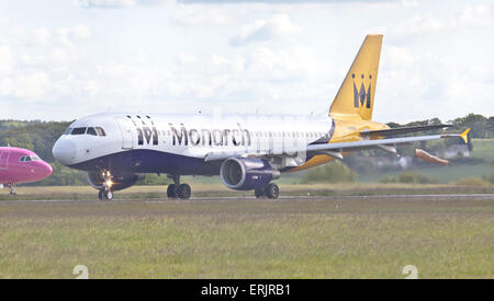 Monarch Airlines Airbus A320 G-ZBAR vom Flughafen London-Luton LTN Stockfoto