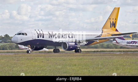 Monarch Airlines Airbus A320 G-ZBAR vom Flughafen London-Luton LTN Stockfoto