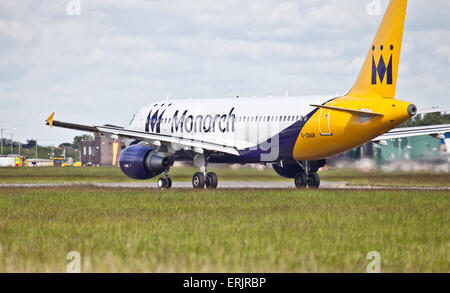 Monarch Airlines Airbus A320 G-ZBAR vom Flughafen London-Luton LTN Stockfoto